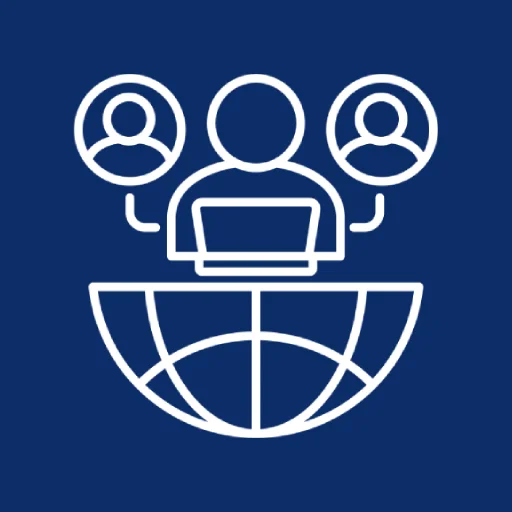 Grafik mit blauem Hintergrund und weißen Zeichnungen von einem Bewerber, der an einem Laptop sitzt. Es sind 2 Gedankenblasen zu sehen.