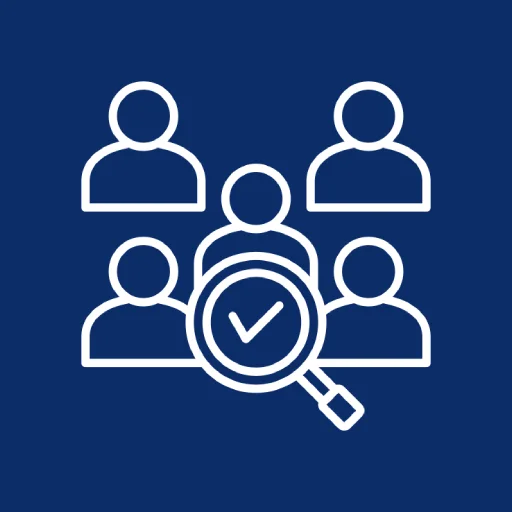 Grafik mit blauem Hintergrund und weißen Zeichnungen mit 5 Usern und einer Lupe